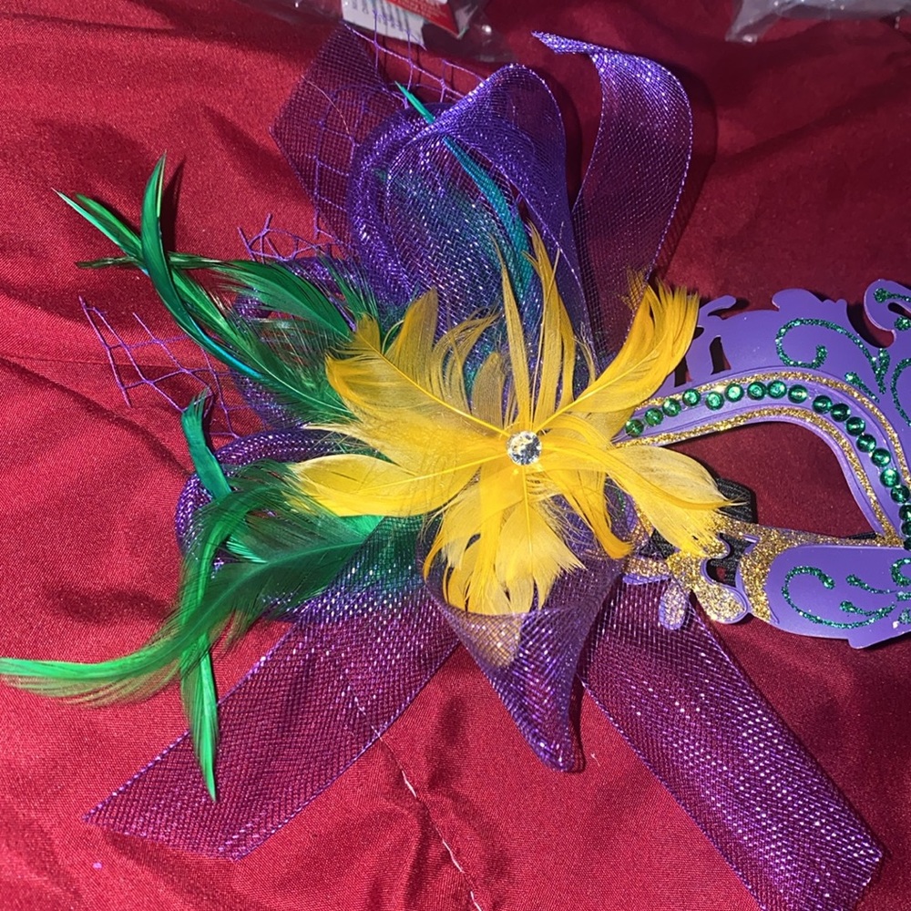 Glittered and ribboned pretty Mardi Gras mask! - Picture 3 of 4